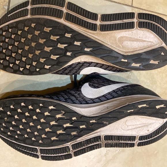 Nike shoes - Picture 3 of 3